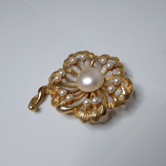 Vintage Faux Pearl And Metal Large Flower Brooch - Picture 4 of 15